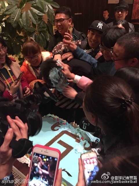 蓝海深情:郭艾伦输球夜,球迷蛋糕“袭击”暖透心扉 郭艾伦在球场上带球突破,眼神坚毅,但紧抿的嘴唇透露出输球后的不甘与失落