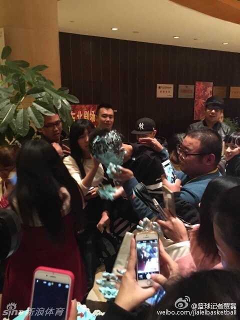 蓝海深情:郭艾伦输球夜,球迷蛋糕“袭击”暖透心扉 庆生现场气氛欢乐,球迷们拿出手机拍照记录这难忘的一刻,郭艾伦在人群中成为绝对的焦点