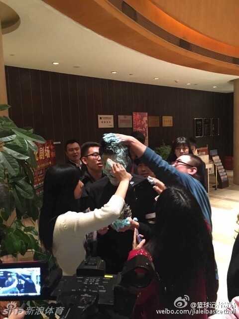 蓝海深情:郭艾伦输球夜,球迷蛋糕“袭击”暖透心扉 郭艾伦被热情的球迷围在中间,蓝色的蛋糕奶油几乎糊满了他的脸颊和头发,他试图躲闪却难掩眼中的笑意