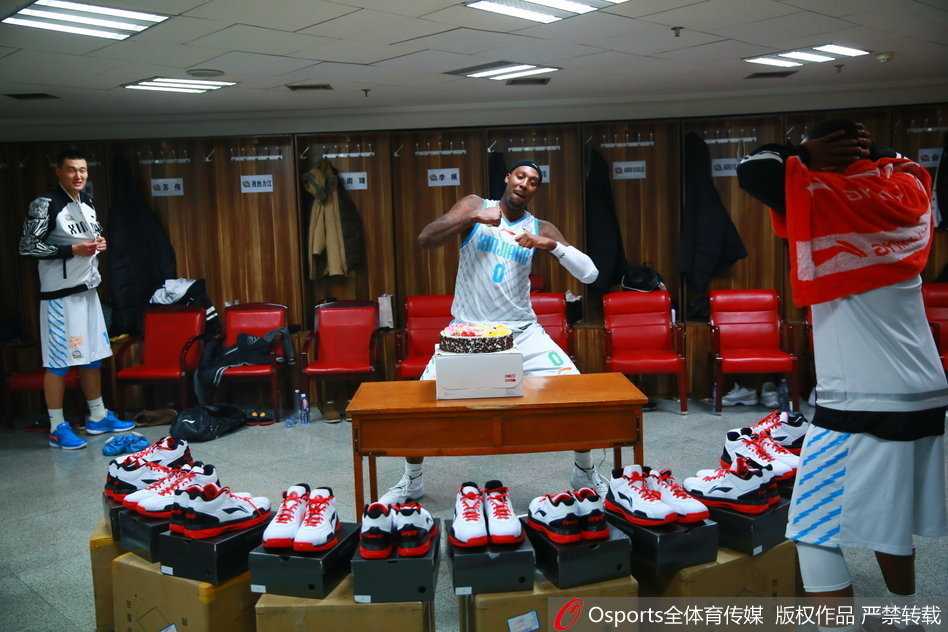 蛋糕“拍”出铁汉柔情,西热力江生日宴上的“甜蜜”袭击与温情回眸 说时迟那时快,一块巨大的蛋糕精准地盖在了西热力江的脸上,瞬间奶油四溅,一旁的队友们激动得振臂高呼,仿佛投中了绝杀球。