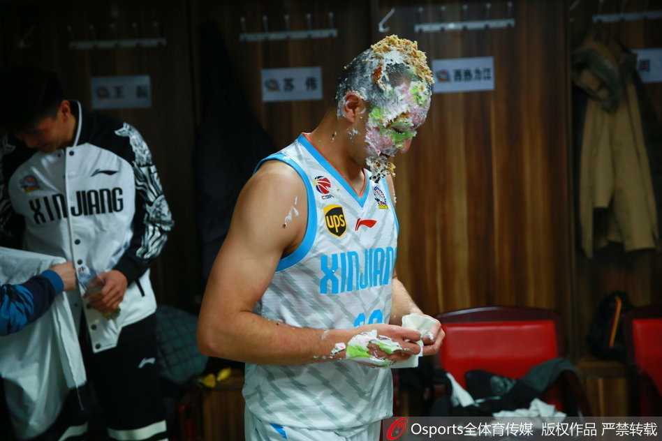 蛋糕“拍”出铁汉柔情,西热力江生日宴上的“甜蜜”袭击与温情回眸 新疆男篮的更衣室里充满了快活的空气,队友们早已暗中观察,准备为今晚的寿星西热力江送上一份特别的“甜蜜大礼”。