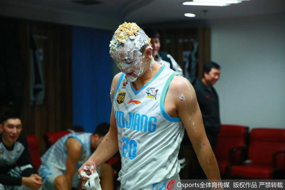 蛋糕“拍”出铁汉柔情,西热力江生日宴上的“甜蜜”袭击与温情回眸 面对队友们“不怀好意”的笑容,西热力江似乎预感到了什么,脸上露出既期待又紧张的表情,仿佛在说:兄弟们,轻点儿!