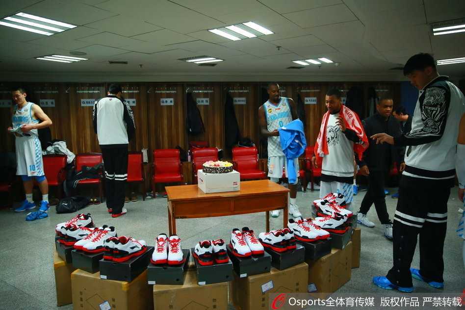 蛋糕“拍”出铁汉柔情,西热力江生日宴上的“甜蜜”袭击与温情回眸 西热力江的脸部与蛋糕来了个亲密接触,巨大的冲击力让他几乎“亲吻”上了桌面,队友们则在一旁笑得前仰后合,记录下这历史性的一刻。