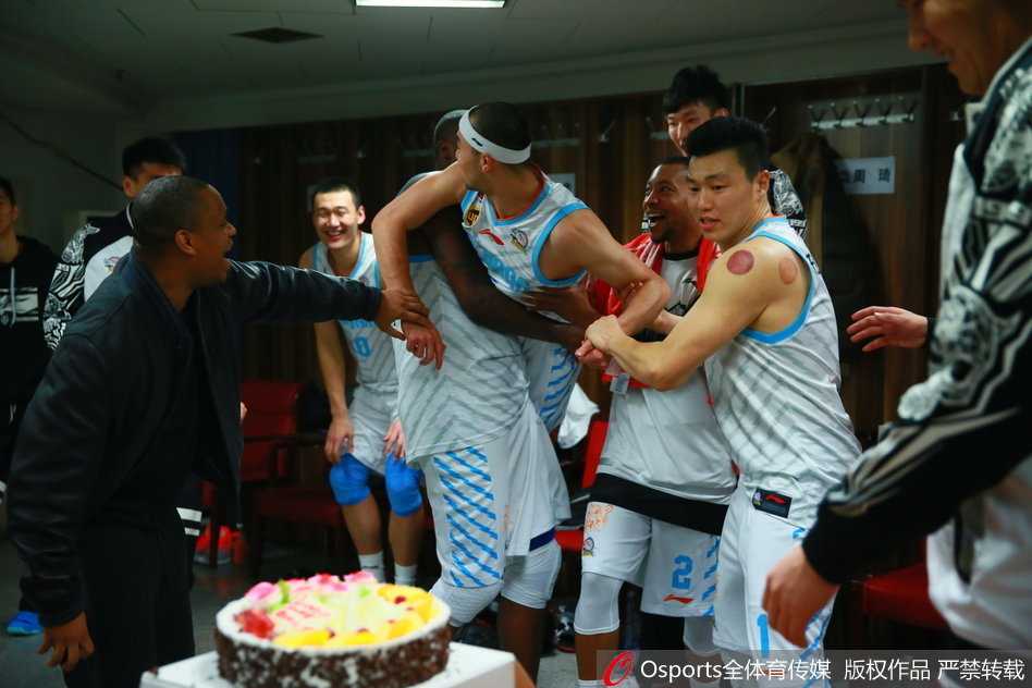 蛋糕“拍”出铁汉柔情,西热力江生日宴上的“甜蜜”袭击与温情回眸 被“袭击”后的西热力江虽然满身奶油,但嘴角依然挂着无奈又幸福的笑容,享受着这份来自团队的独特祝福。