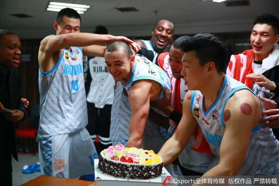 蛋糕“拍”出铁汉柔情,西热力江生日宴上的“甜蜜”袭击与温情回眸 在众人的“围攻”下,西热力江已经彻底被奶油淹没,这场别开生面的生日派对在一片欢笑声中达到了高潮。