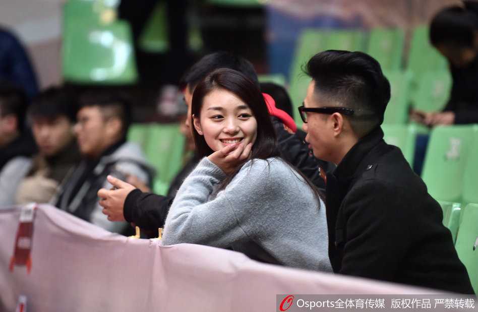 中场休息时，这位美女球迷与身边的朋友分享着看球的喜悦，她用手轻轻拨弄着秀发，眉眼间笑意盈盈，透露出一种轻松惬意的观赛心情。