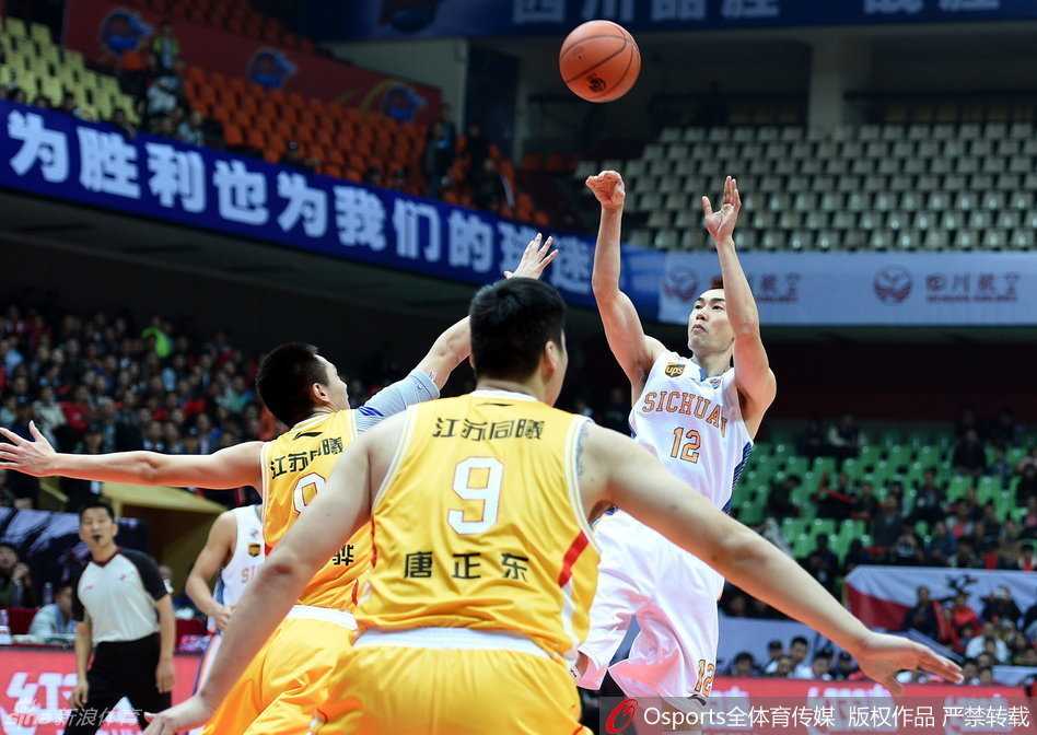 四川外线射手群手感滚烫，无视防守高高跃起，篮球空心入网瞬间点燃替补席激情。