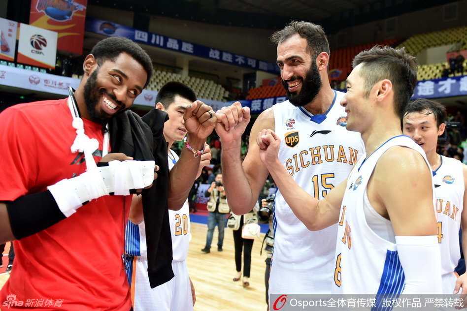 老将刘炜激情拥抱队友，脸上洋溢胜利的喜悦，共同庆祝这场来之不易的客场胜利。