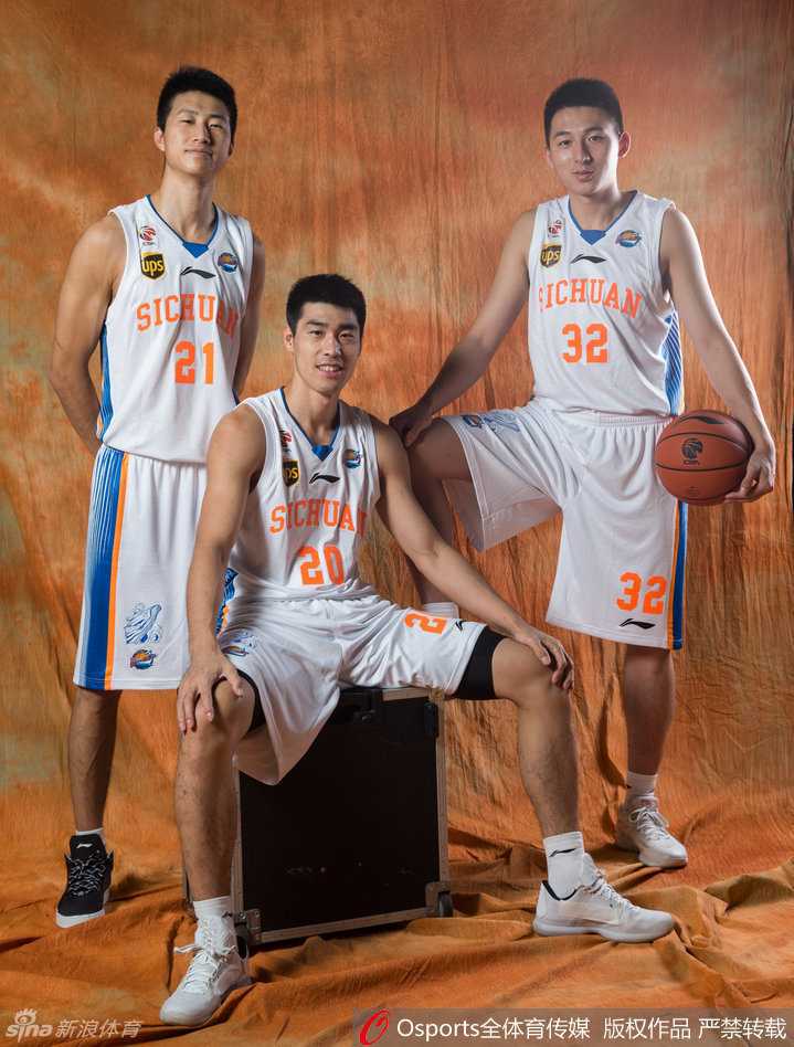 蜀地篮球巅峰时刻:忆四川金强2015-2016赛季的冠军征程 神射手贾诚与队友陈辰、王汝恒、吴楠在训练中互相鼓励,本土射手群蓄势待发