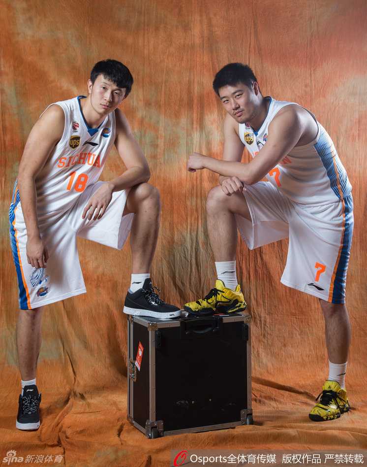 蜀地篮球巅峰时刻:忆四川金强2015-2016赛季的冠军征程 邓特蒙与哈达迪击掌相庆,哈里斯在一旁加油鼓劲,三人组的化学反应是球队的灵魂