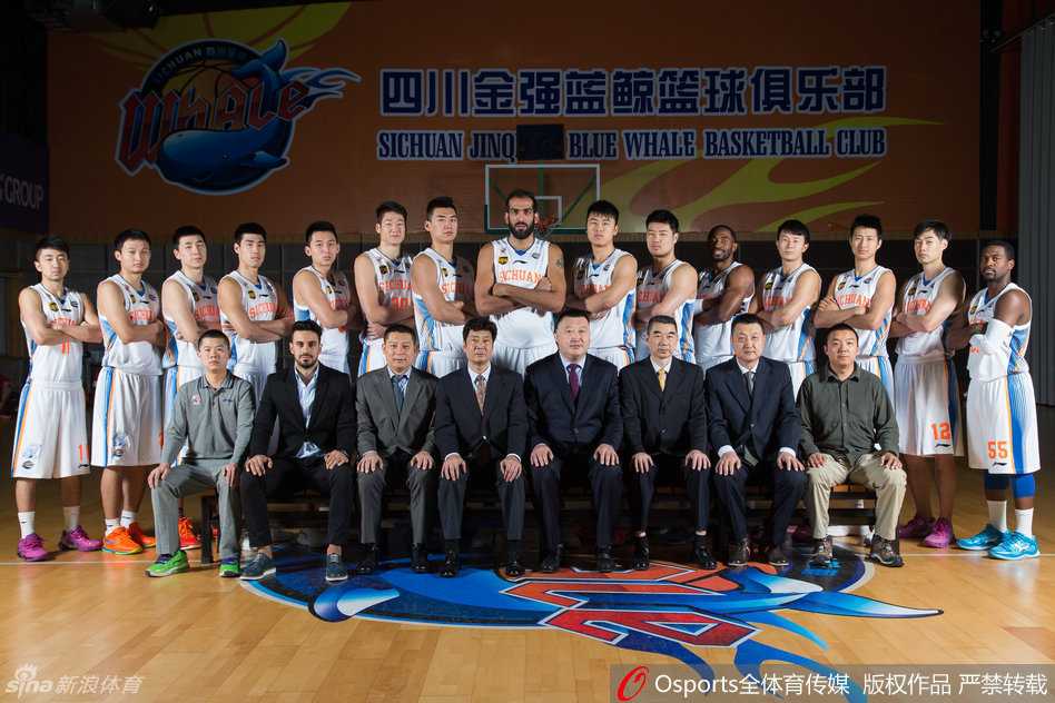 蜀地篮球巅峰时刻:忆四川金强2015-2016赛季的冠军征程 射手孟达与队友王汝恒、于澍龙在场边轻松交流,精准的投篮将是球队的致命武器