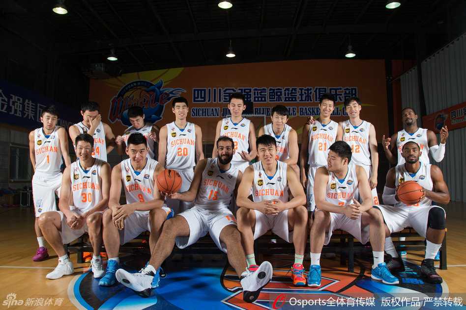 蜀地篮球巅峰时刻:忆四川金强2015-2016赛季的冠军征程 四川金强全体将士赛前动员大合影,每个人眼中都闪烁着对胜利的渴望
