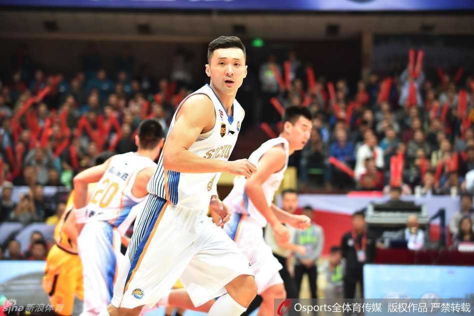 蜀地篮球荣耀之夜:从总冠军戒指到新赛季的霸气启航 外援哈里斯如出膛炮弹般持球直杀禁区,面对重重防守,他毫无惧色,眼神中充满了直捣黄龙的坚定与决绝。