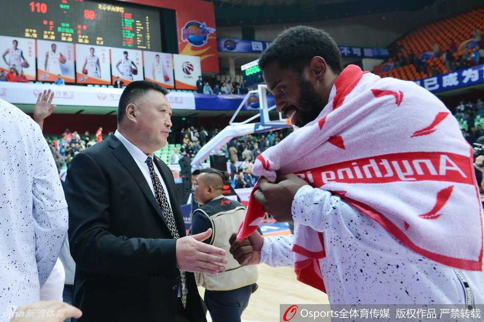 蜀地篮球荣耀之夜:从总冠军戒指到新赛季的霸气启航 功勋主帅杨学增与砍下高分的外援哈里斯相拥而庆,胜利的喜悦溢于言表,这是属于团队的荣耀时刻。