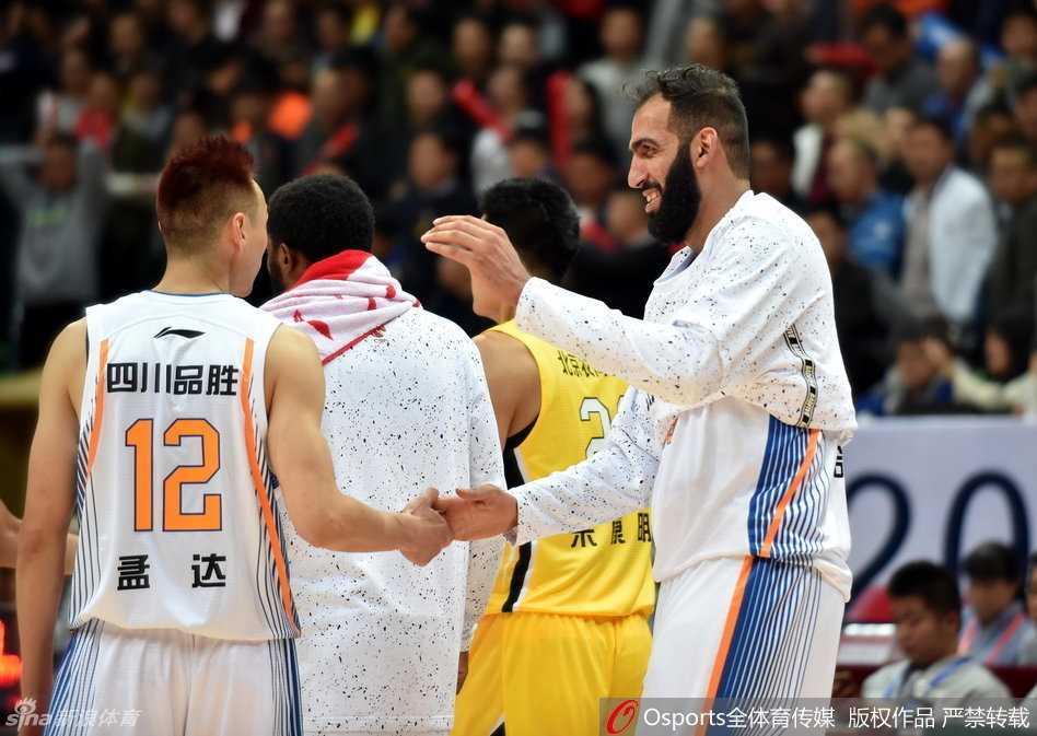 蜀地篮球荣耀之夜:从总冠军戒指到新赛季的霸气启航 亚洲外援哈达迪伸出修长的手指,让总冠军戒指穿过指尖,细细品味这份至高无上的荣耀与滋味。