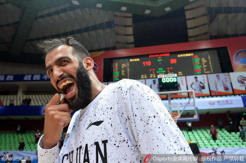 蜀地篮球荣耀之夜:从总冠军戒指到新赛季的霸气启航 比赛一触即发,裁判将球抛向空中,双方球员高高跃起,指尖触碰篮球的瞬间,一场激烈的卡位战就此展开。