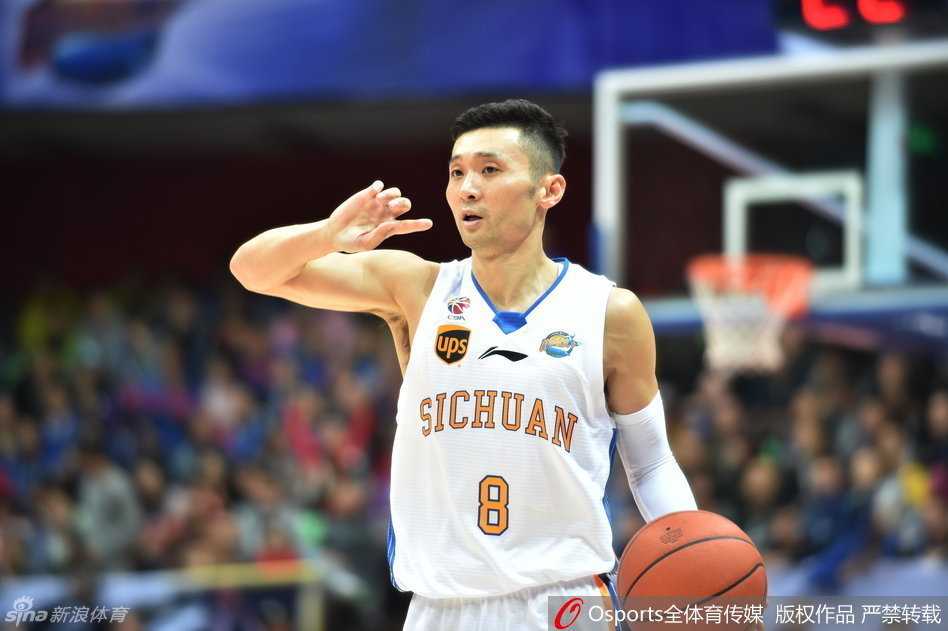 蜀地篮球荣耀之夜:从总冠军戒指到新赛季的霸气启航 老将刘炜在弧顶从容控球,目光如炬,时刻洞察着场上瞬息万变的局势,仿佛整个赛场都在他的运筹帷幄之中。