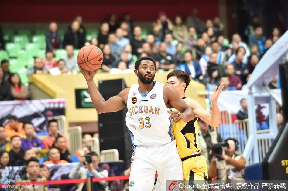 蜀地篮球荣耀之夜:从总冠军戒指到新赛季的霸气启航 内线巨塔哈达迪在人群中高高跃起,单手抓球,浑身散发出舍我其谁的霸气,仿佛整个禁区都是他的领地。