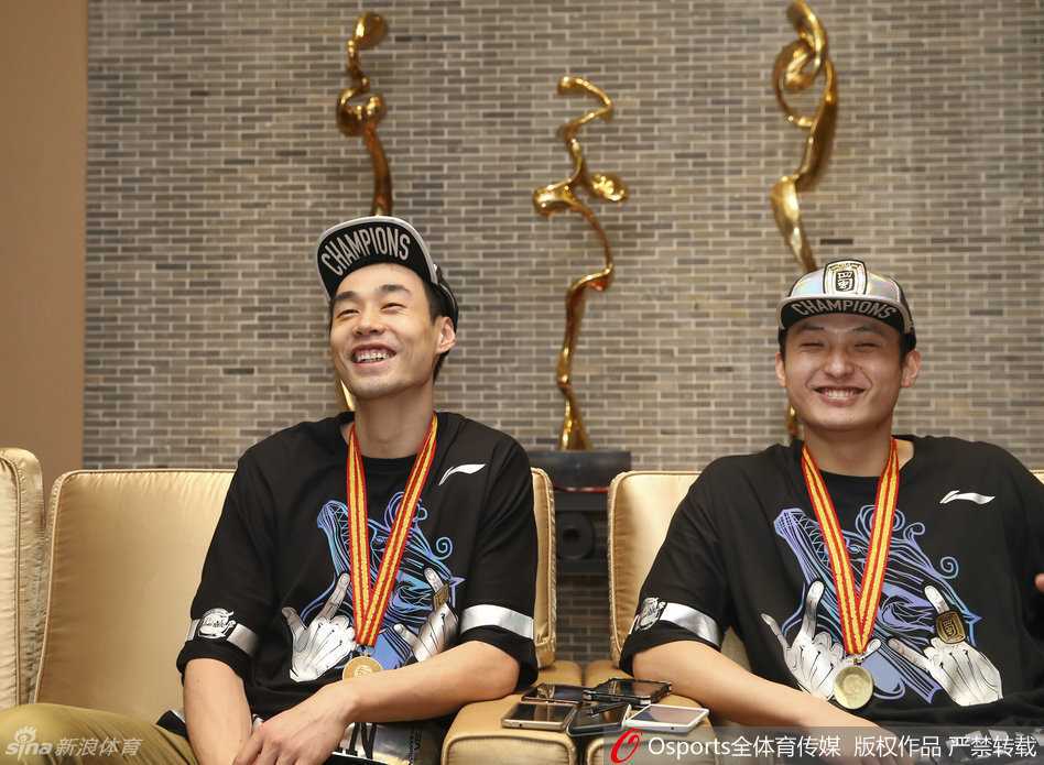 金牌的特写镜头，在四川男篮的队服映衬下闪耀着金色的光芒，它见证了CBA历史上又一支新王的诞生和团队篮球的胜利。