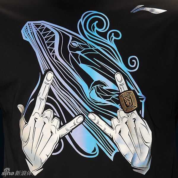这件冠军T恤正面设计极为醒目，胸前硕大的‘爱与和平’手势图案，巧妙融入了四川男篮的蓝鲸队徽，食指上的戒指图案象征‘冠军归属’，整体充满嘻哈风格的张力与荣耀感。