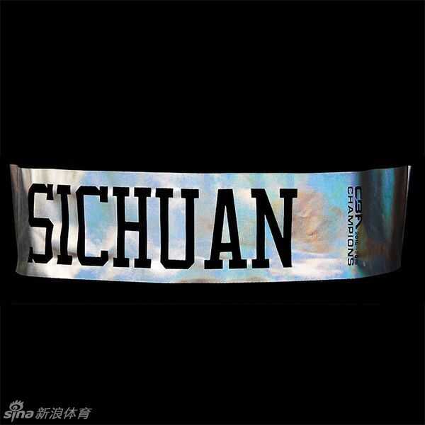 T恤袖口处特写，可以看到精致的锁边工艺，袖标上以金色丝线绣着‘四川！’二字，简洁而有力，仿佛将巴蜀大地的呐喊声穿在了身上。
