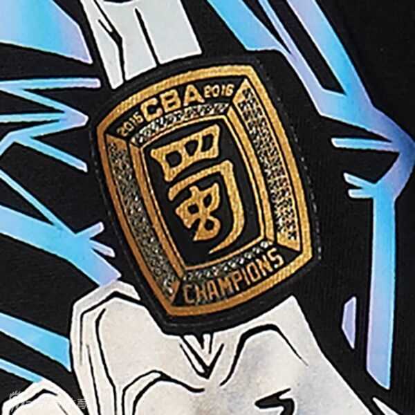 在球队更衣室里，刚刚换好冠军T恤的队员们围成一圈，张春军、孟达等人脸上洋溢着笑容，墙上醒目的‘四川’二字与T恤胸前的图案交相辉映，记录下这荣耀的一刻。