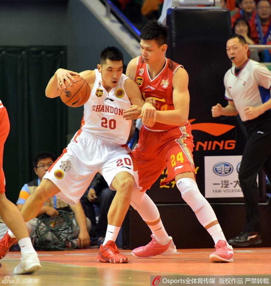 “亚洲第一中锋”哈达迪在拼抢中面部受伤，鲜血染红了他的白色战袍，但伊朗人面无表情地处理伤口，眼神依旧如鹰隼般盯着球场。