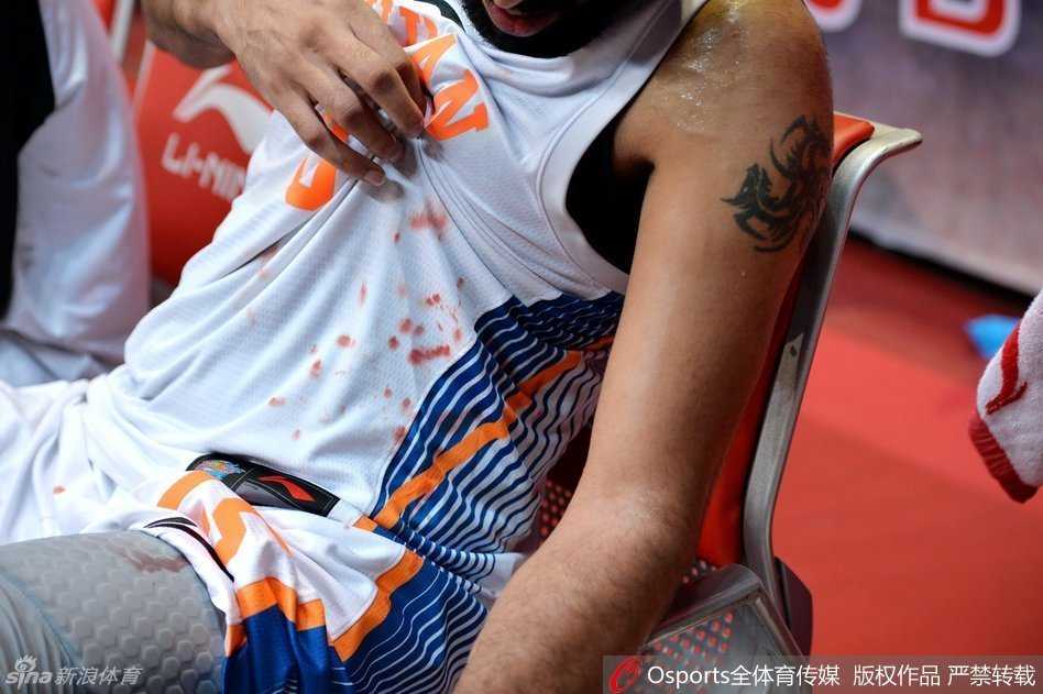 赛前热身，王治郅望着手中的篮球，仿佛看着多年的老友。尽管已不再年轻，但指尖触碰篮球的瞬间，那个追风少年的影子依稀可见。