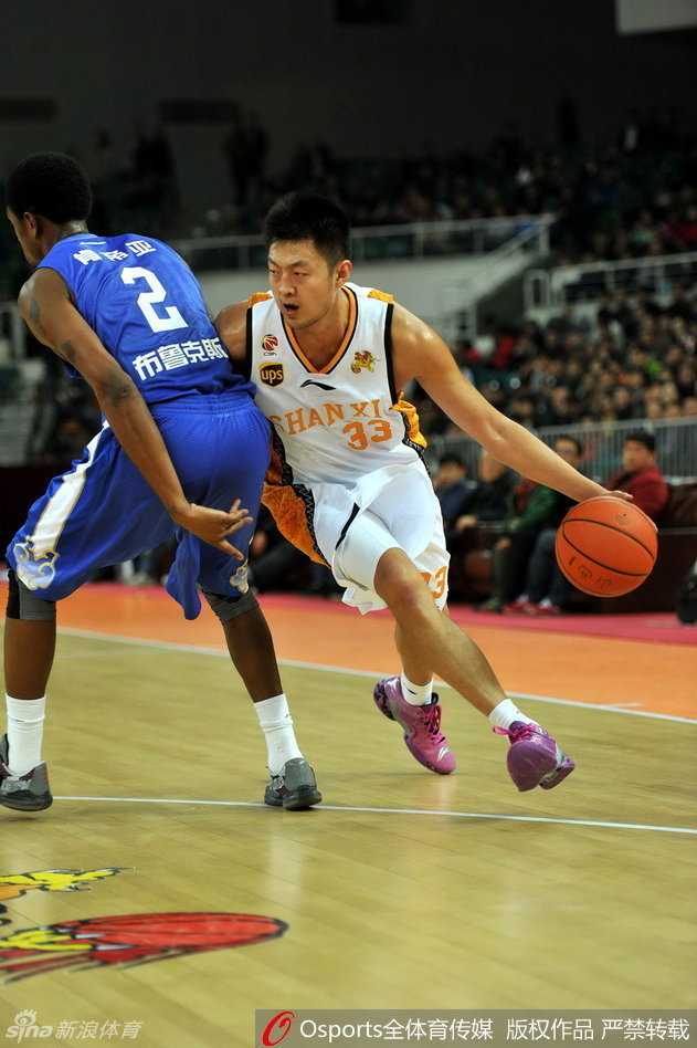 哈达迪泰山压顶，在两名北控防守球员头上完成势大力沉的单手灌篮，篮筐仿佛都在颤抖