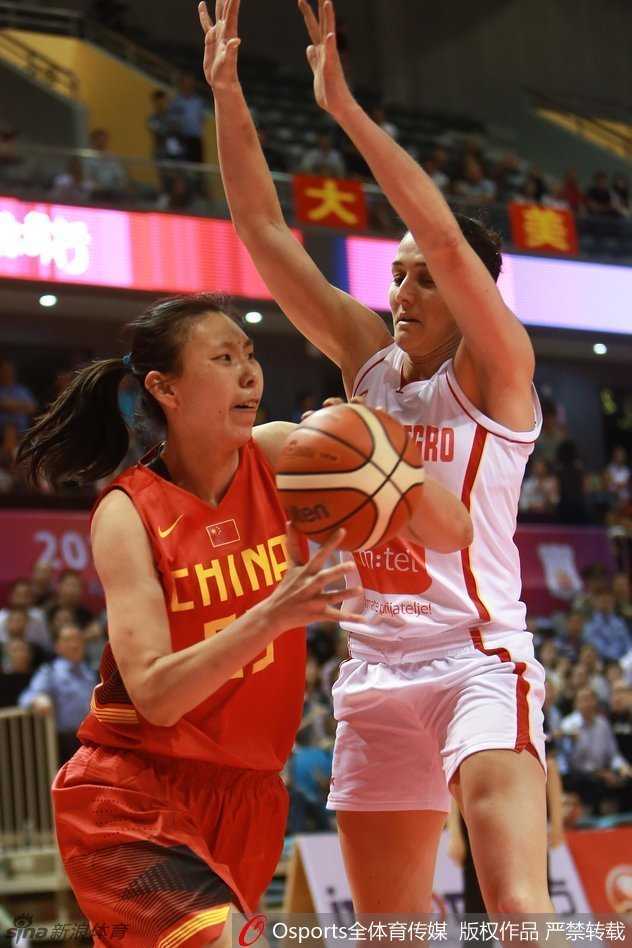 邵婷面对防守球员，加速突破准备上篮