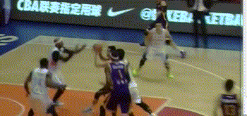 裁判哨声下的CBA江湖:血性、争议与那些无法被忘记的瞬间 辽宁队中锋韩德君在进攻中轰然倒地,他被防守球员紧紧搂抱住,巨大的身躯失去平衡重重摔在地板上,裁判却站在一旁无动于衷,辽宁队员纷纷举手示意对方犯规。