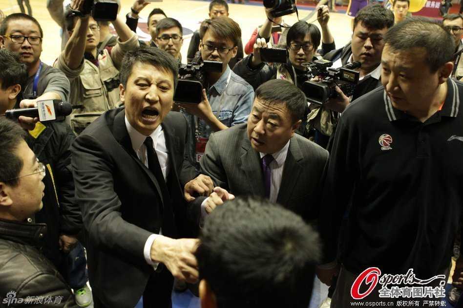 裁判哨声下的CBA江湖:血性、争议与那些无法被忘记的瞬间 辽宁队主教练郭士强情绪失控,他双目圆睁,手臂如利剑般指向正在向他走来的裁判,嘴里不停地在怒吼着什么,身边的助理教练拼命想将他拉离现场。