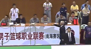 裁判哨声下的CBA江湖:血性、争议与那些无法被忘记的瞬间 广东队主教练杜锋在比赛中焦急地向技术台做出请求录像回放的手势,他双手比划着矩形框,脸上写满了恳切与不满,身后的球员也情绪激动地看向同一个方向。