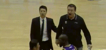 裁判哨声下的CBA江湖:血性、争议与那些无法被忘记的瞬间 佛山队总经理刘宏疆在技术台前情绪激动,他脸色通红,手指着技术台人员大声理论,身边的安保人员和球队工作人员合力将他抱住,试图阻止他进一步的动作。