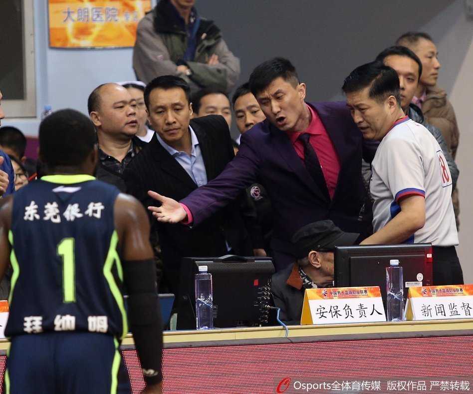 裁判哨声下的CBA江湖:血性、争议与那些无法被忘记的瞬间 东莞队球员张凯飞身扑向底线救球,他的身体几乎与地板平行,双手奋力将球拨回场内,脚尖在底线的白线上划出一道模糊的痕迹,裁判的视线紧紧跟随。