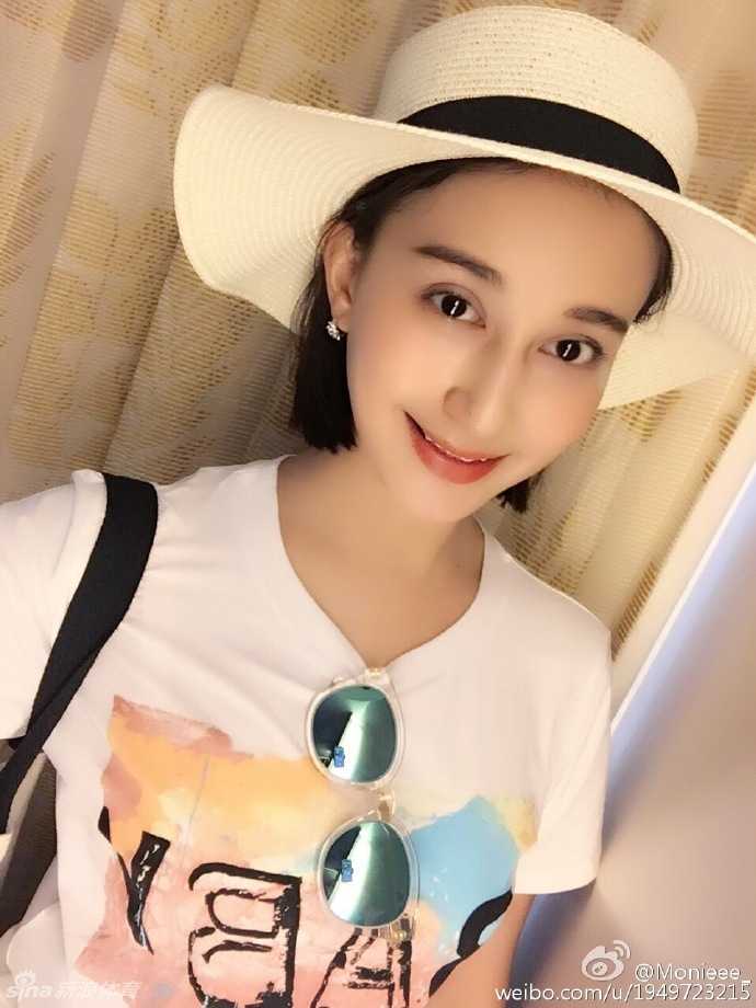 在景区的许愿树下，两人将写满心愿的祈福带系在一起，镜头定格了他们抬头仰望时许下的虔诚与美好。