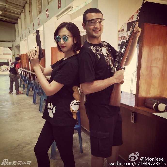 在一家充满烟火气的海鲜排档，满桌的龙虾螃蟹让两人大快朵颐，享受着旅途中的味蕾盛宴。