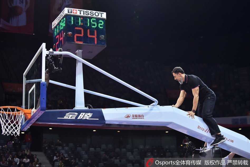 孤独的篮球稳稳地卡在篮板上沿的计时器上，球员们只能抬头仰望，束手无策
