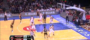 动画效果再现了丁彦雨航投篮，篮球弹起后卡在计时器上的整个过程