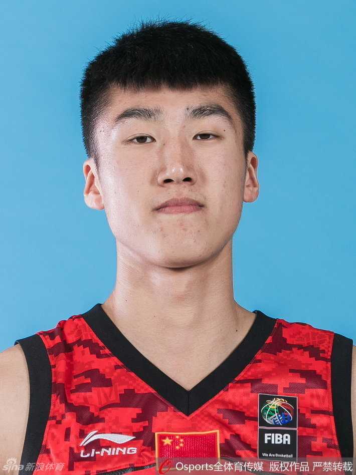 刘宇轩在内线卡位要球，肌肉对抗的瞬间仿佛能听到球鞋摩擦地面的声音，充满了青春的力量感。