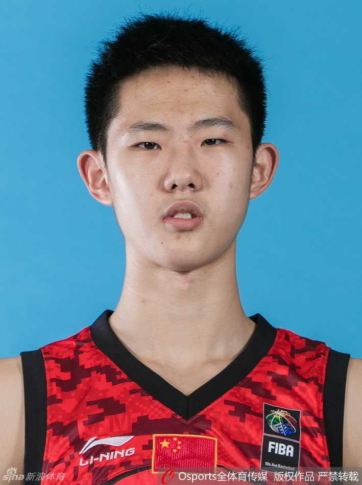 白昊天在训练中奋力突破，汗水挥洒，肌肉线条紧绷，展现出“技术全面”的悍将本色。