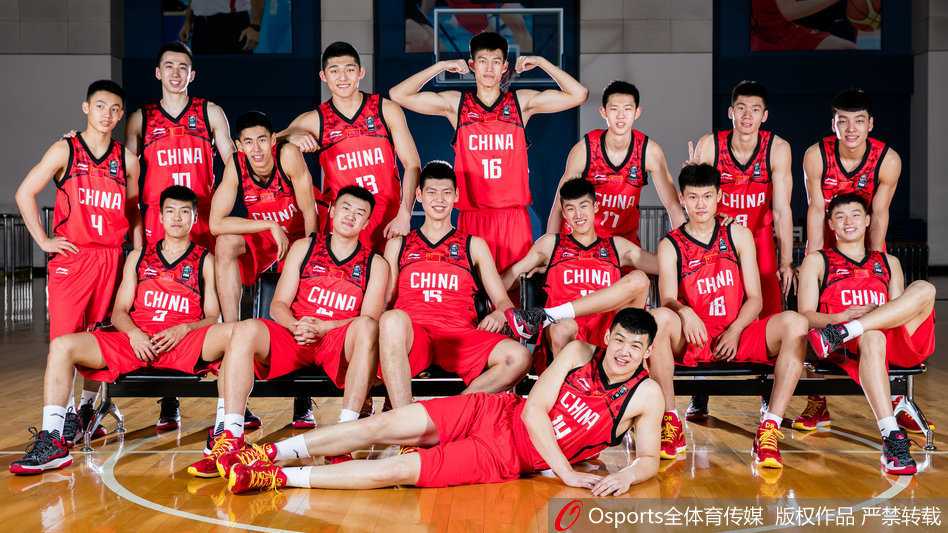 在鲜红的五星红旗映衬下，刘宇轩的眼神坚定而明亮，仿佛凝视着中国篮球充满希望的远方。