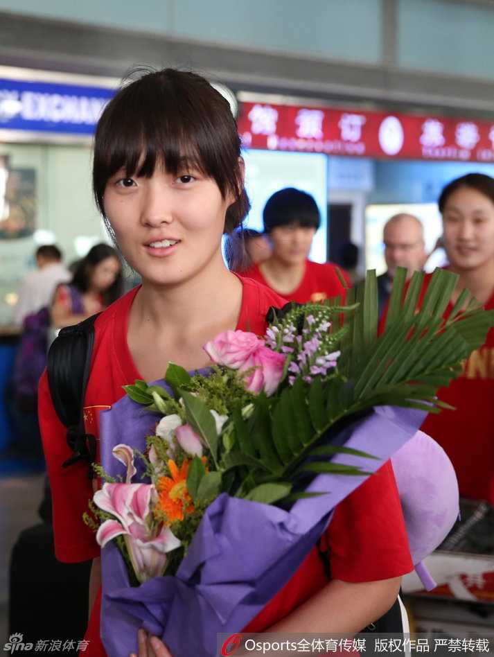 後場核心王佳琦運球突破，如精靈般穿梭於防守者之間，用速度撕開對手的防線。