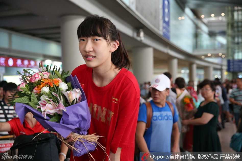 賽後，汗水浸濕了球衣的隊員們圍在一起，互相擊掌鼓勵，青春的臉龐上寫著不服輸的堅毅。