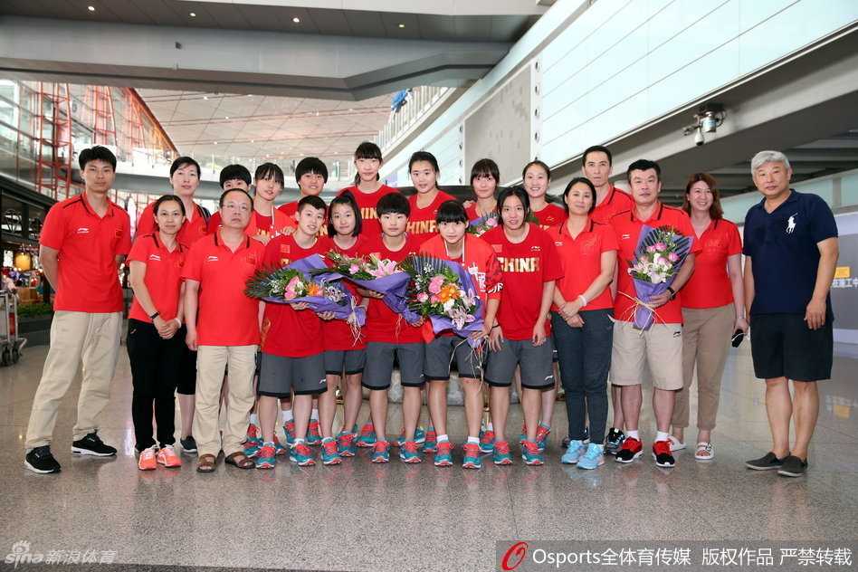 鋒線球員張玲閣外線果斷出手，球在空中劃出優美弧線，這一刻她就是球隊最信賴的得分點。