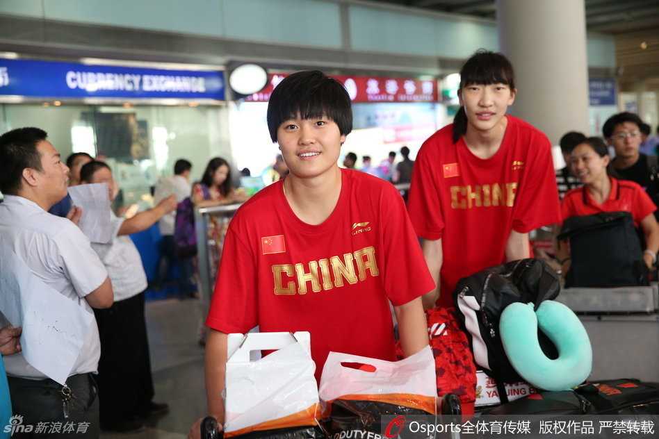 助理教練王玲在暫停時蹲在地上，耐心地為隊員講解跑位戰術，她是球員們最堅實的後盾。