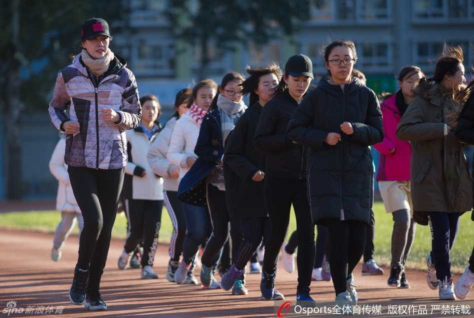 许诺老师身姿挺拔，亲自带领学生们在跑道上慢跑热身，她那专业而稳健的步伐，成为操场上一道独特的风景线。