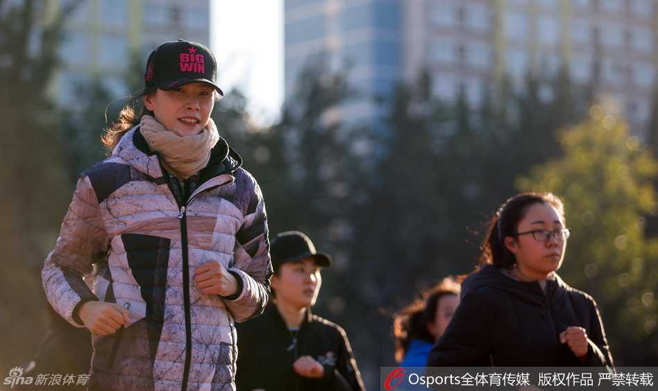 篮球场上，许诺老师正示范‘单手肩上传球’，她修长的手臂轻松一挥，篮球便划出完美弧线，男生们看得目不转睛，完全被她舒展的动作吸引。