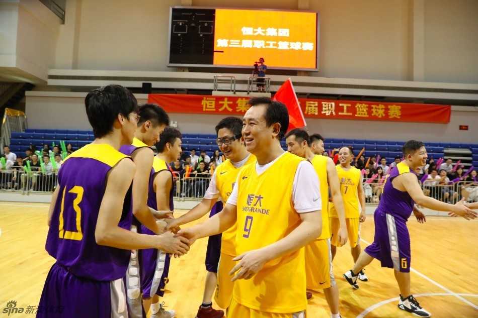 面对年轻员工的严密防守，许家印毫无惧色，他运球突破，身体微微后仰，以一个教科书般的姿势稳稳将球投出，眼神中透露出坚定与自信。