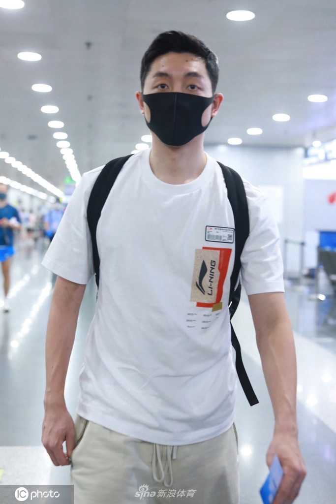 身穿深色休闲装的许昕，独自推着满载行李的推车，脸上挂着轻松的微笑，仿佛将隔离期的疲惫都抛在了身后。